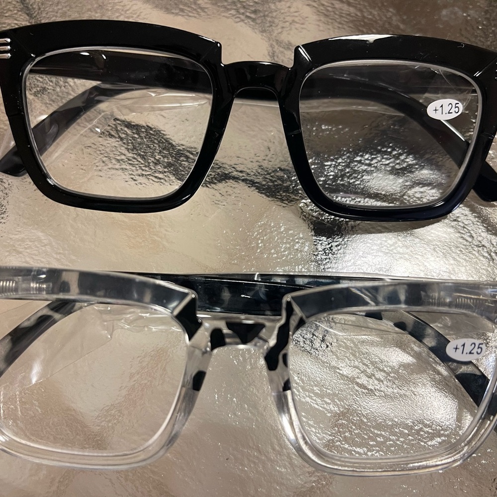 Stylish Black and Clear Reading Glasses  1.25 - Picture 5 of 5